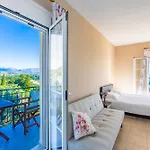 מלון דירות Ionian Balcony 3*